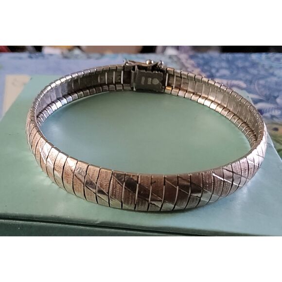 Stunning 925SS Italy Wide Textured Omega Style Bracelet~19.1 Grams - Picture 1 of 8